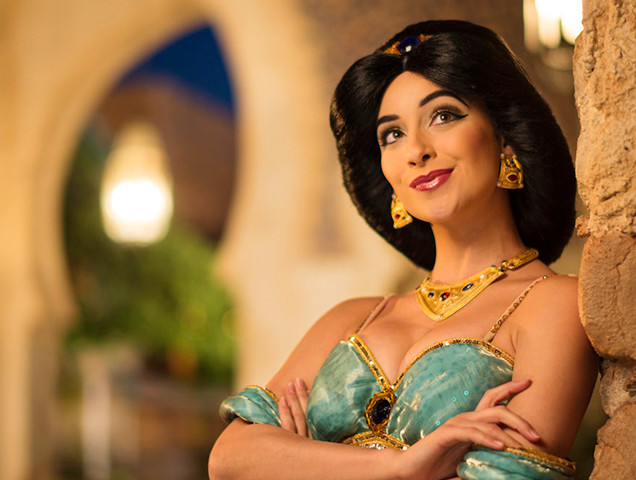 魅惑的なジャスミンの表情から目が離せない！ 美しさと強い意志をもつ