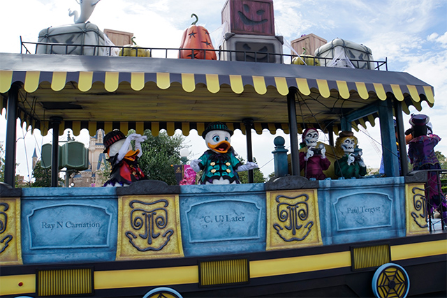 ウエスタンリバー鉄道をイメージしたフロート