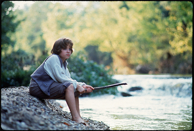当時12歳のイライジャ・ウッドが熱演! マーク・トウェイン小説を映画化『ハックフィンの大冒険』