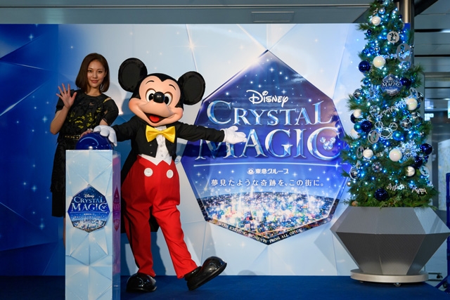 駅も電車もディズニーキャラクター一色に！ ディズニー