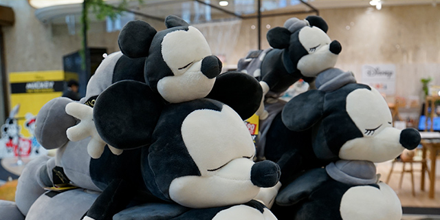 レア】 ミッキー ミニー 90周年 クッション 抱き枕 ぬいぐるみ 限定